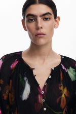 Bluză neagră casual cu imprimeu floral colorat