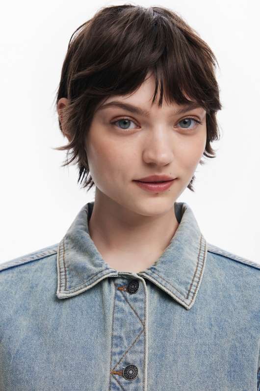 Jachetă denim albastră cu broderie florală