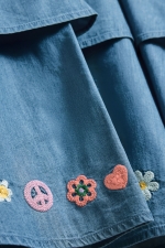 Rochie scurtă denim cu volane și broderie