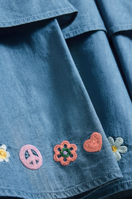 Rochie scurtă denim cu volane și broderie