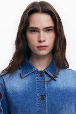 Jachetă denim albastru cu broderie florală