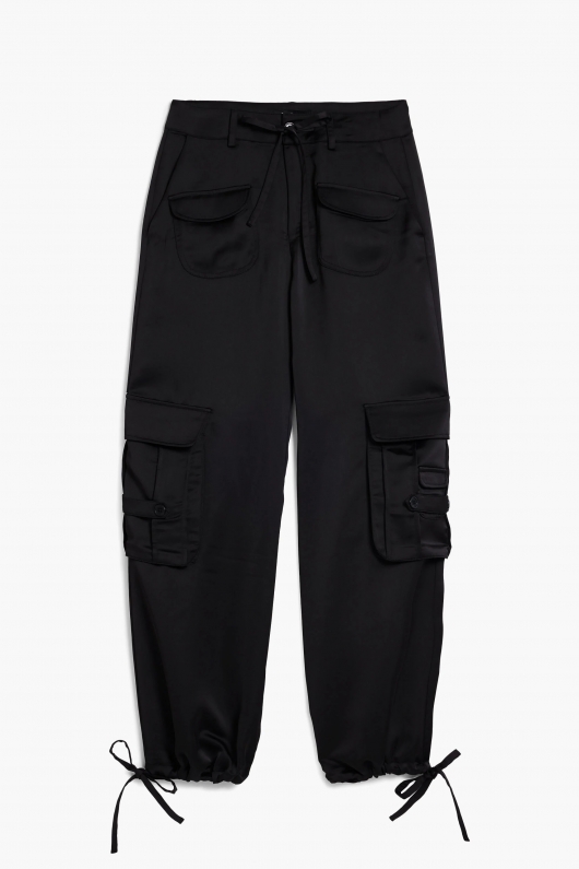 Pantaloni cargo negri satinați cu buzunare