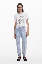 Tricou alb cu imprimeu floral și dantelă