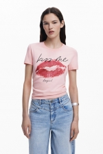 Tricou roz slim cu imprimeu buze și mesaj