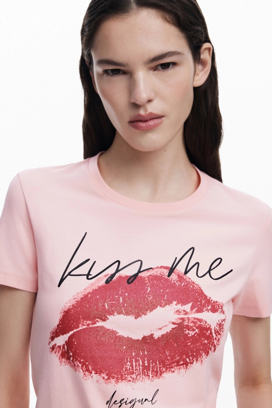 Tricou roz slim cu imprimeu buze și mesaj