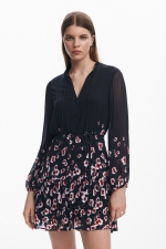 Rochie scurtă neagră cu print floral și cordon