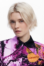 Rochie scurtă mulată cu imprimeu multicolor