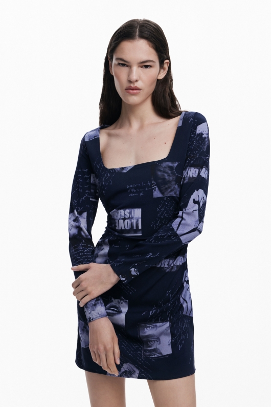 Rochie scurtă albastră cu imprimeu și mâneci lungi