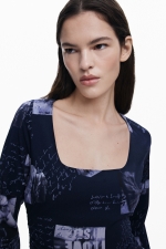 Rochie scurtă albastră cu imprimeu și mâneci lungi