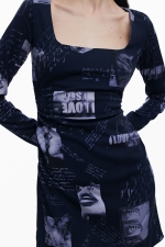 Rochie scurtă albastră cu imprimeu și mâneci lungi