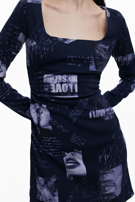 Rochie scurtă albastră cu imprimeu și mâneci lungi