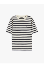 Tricou alb cu dungi negre și logo brodat