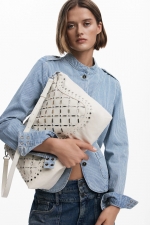Geantă crossbody neagră cu perforații și ținte