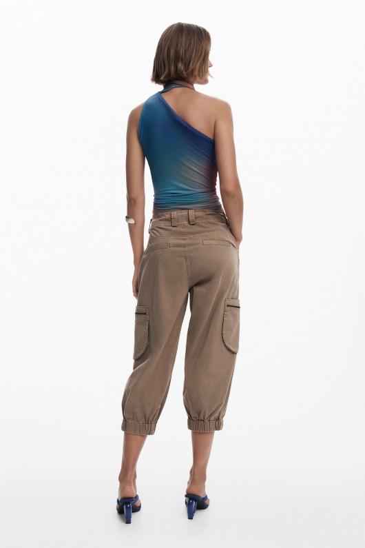 Top multicolor din tulle cu decolteu asimetric