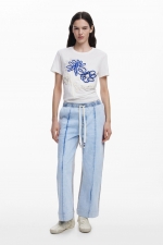 Tricou alb cu imprimeu floral și dantelă