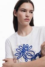 Tricou alb cu imprimeu floral și dantelă