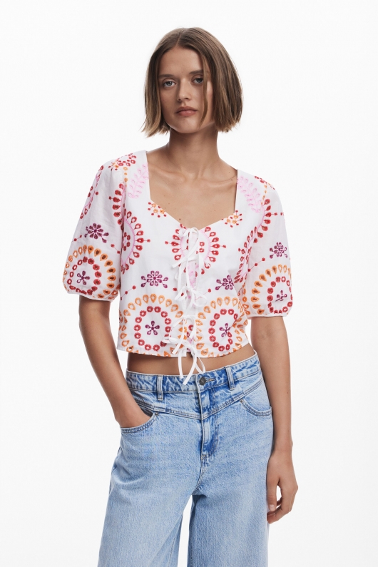 Bluză albă cropped cu broderie și fundă