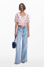 Bluză albă cropped cu broderie și fundă