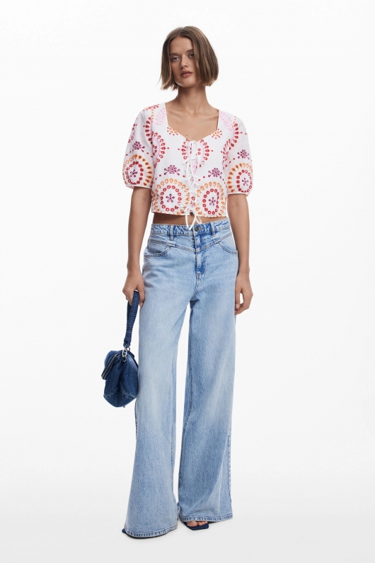 Bluză albă cropped cu broderie și fundă