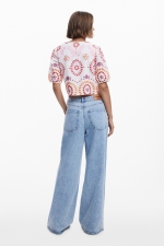 Bluză albă cropped cu broderie și fundă