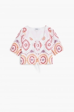 Bluză albă cropped cu broderie și fundă