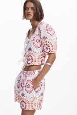 Pantaloni scurți albi cu broderie ornamentală