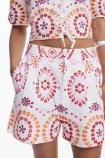 Pantaloni scurți albi cu broderie ornamentală