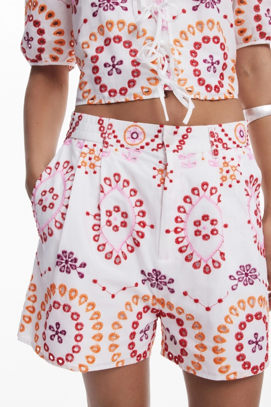 Pantaloni scurți albi cu broderie ornamentală