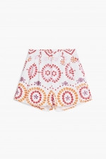 Pantaloni scurți albi cu broderie ornamentală