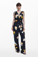Salopetă neagră lungă cu print floral și curea