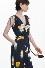 Salopetă neagră lungă cu print floral și curea