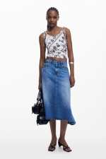 Top cropped alb cu negru cu imprimeu bandană