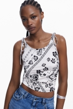 Top cropped alb cu negru cu imprimeu bandană