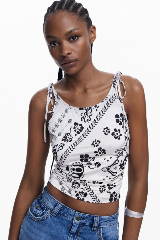 Top cropped alb cu negru cu imprimeu bandană