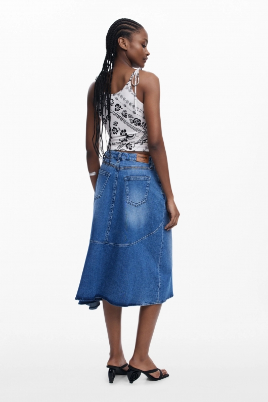 Top cropped alb cu negru cu imprimeu bandană