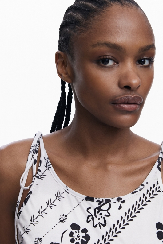 Top cropped alb cu negru cu imprimeu bandană