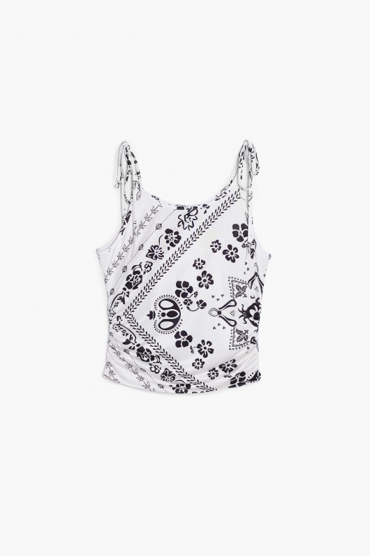Top cropped alb cu negru cu imprimeu bandană