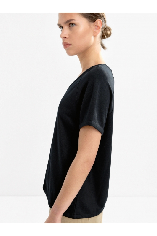 Tricou negru cu decolteu în V și mâneci scurte