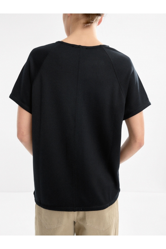 Tricou negru cu decolteu în V și mâneci scurte