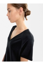 Tricou negru cu decolteu în V și mâneci scurte