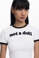 Tricou alb cu text și mâneci scurte