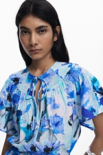 Rochie mini florală cu mâneci fluture
