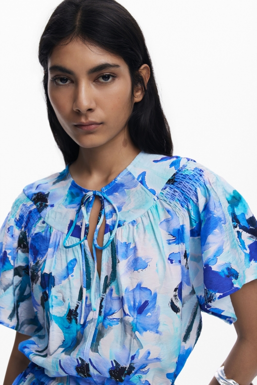 Rochie mini florală cu mâneci fluture