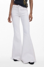Pantaloni denim crem evazați cu broderie
