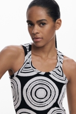 Top alb-negru cu imprimeu geometric