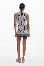 Top alb-negru cu imprimeu geometric