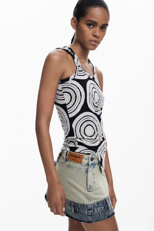Top alb-negru cu imprimeu geometric