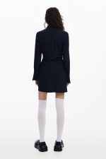 Rochie scurtă mulată cu dungi verticale