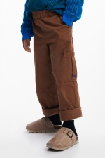 Pantaloni cargo maro cu terminație evazată