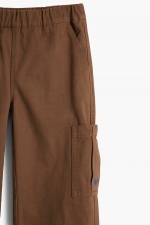 Pantaloni cargo maro cu terminație evazată